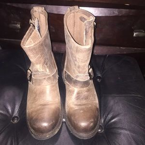 Engineer 8r Frye Boots size 8  M